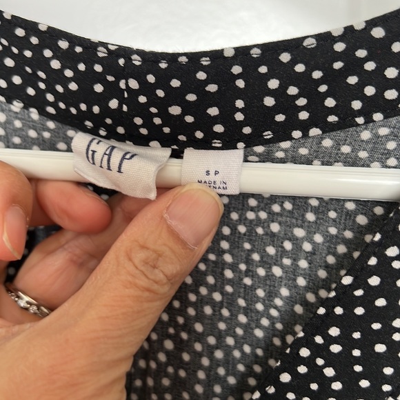 GAP Black Dress with small polka dot Rayon V-neck with Pockets Size Small - Picture 3 of 5